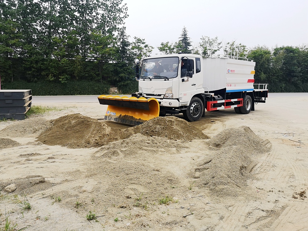 東風(fēng)天錦KS版多功能除雪車(chē)